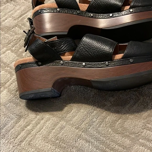 Vionic Black Heels with Textured Leather Design - Picture 2 of 5